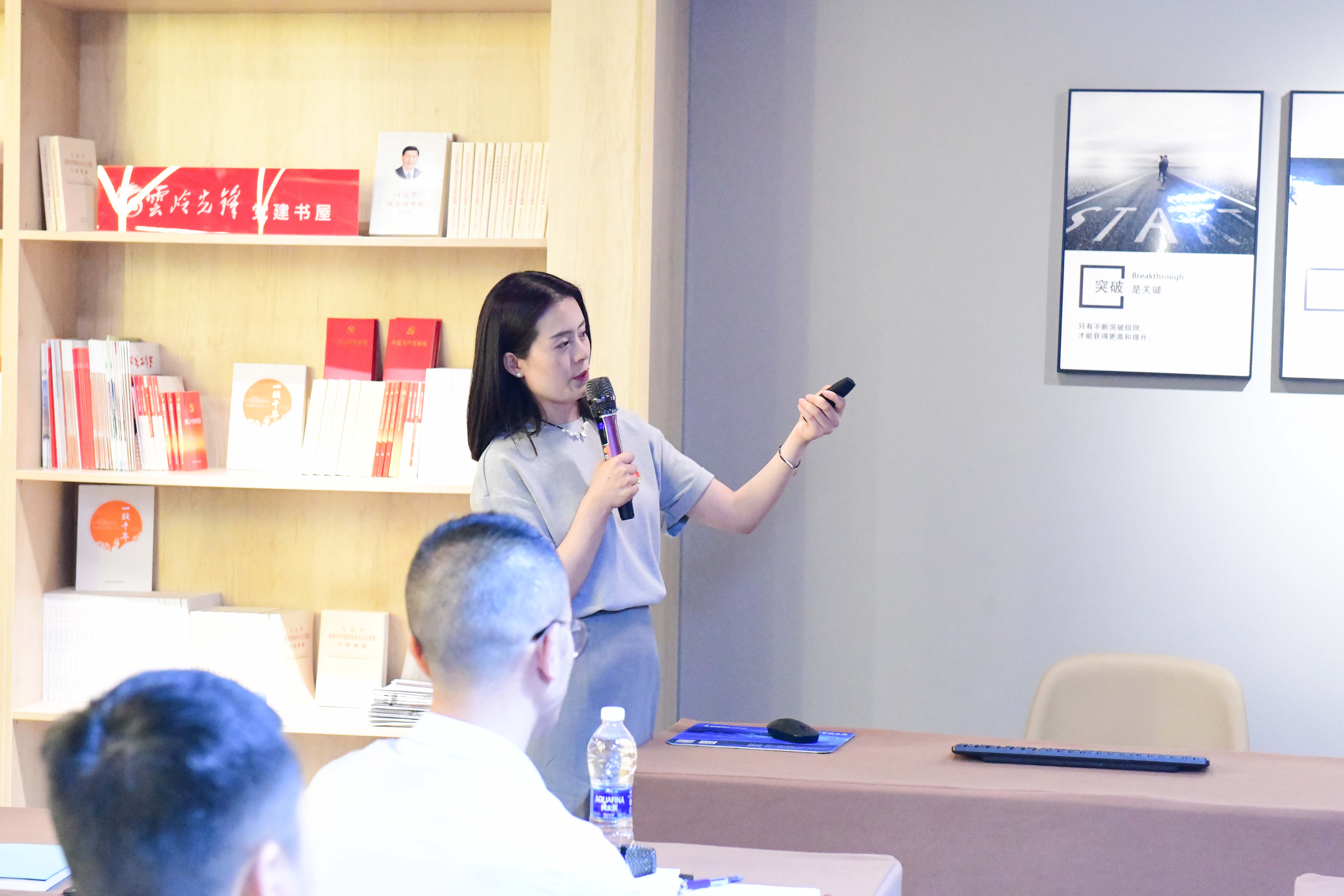 集团党委书记颜昌睿介绍星耀集团党委党建工作情况