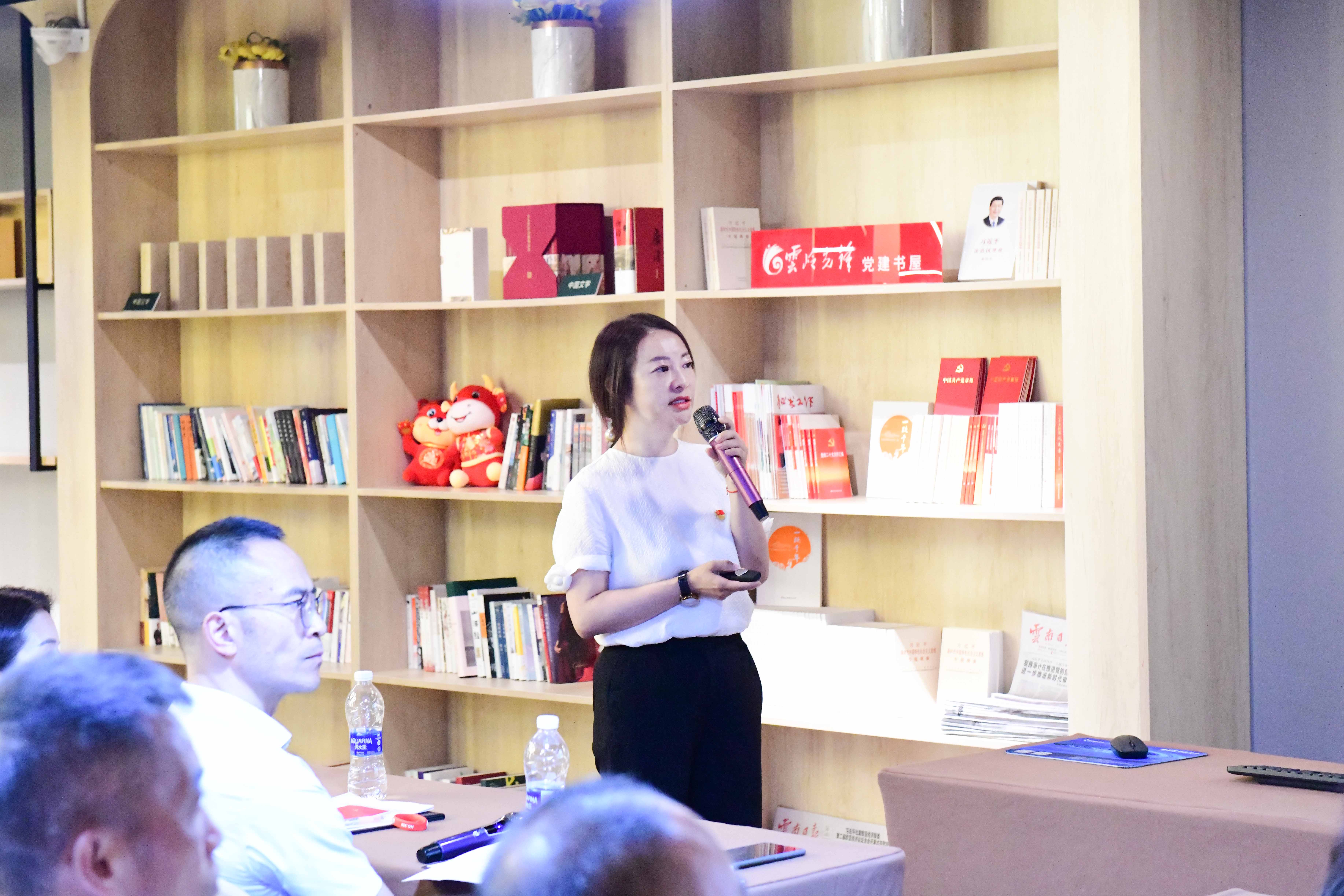 集团党委组织委员、楷唯物业党支部书记刘丽介绍社区党建情况